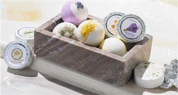 Da dej Steamers Vs. Bath Bombs: Qhov txawv yog dab tsi?